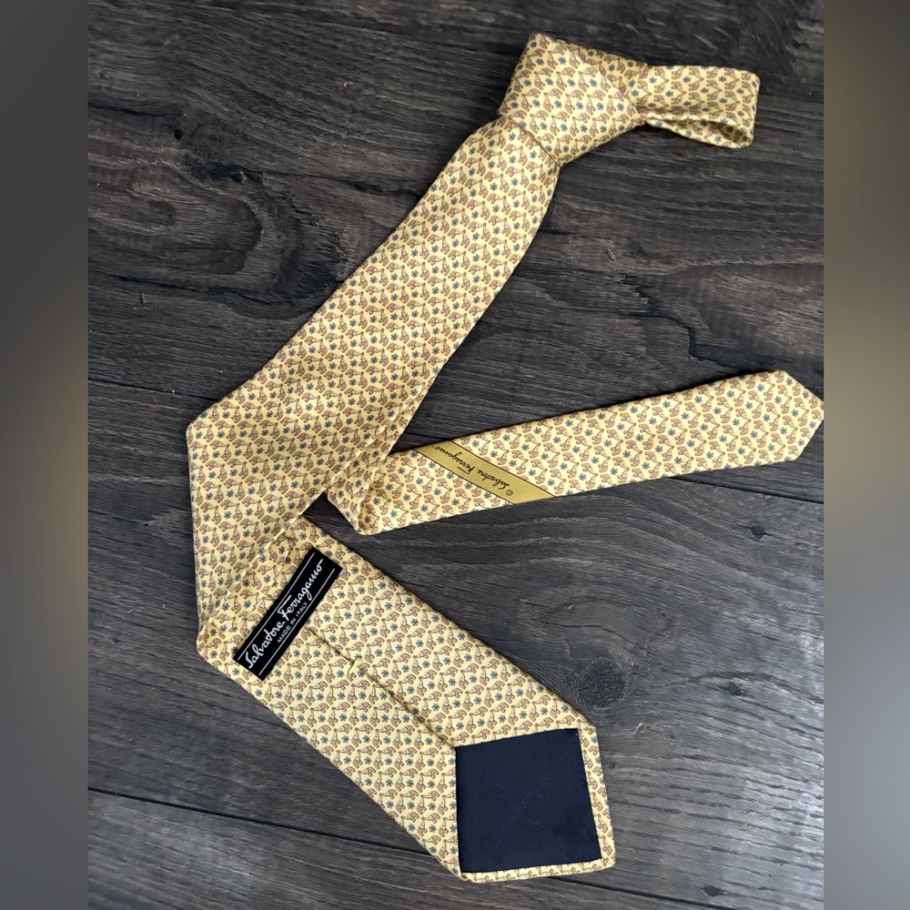 Salvatore Ferragamo men’s pale yellow, classic print tie